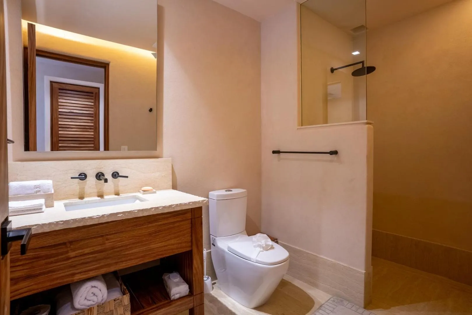 Apartamento 4Br Luxury Beachfront Apt W/ Heated Pool Isla Mujeres México