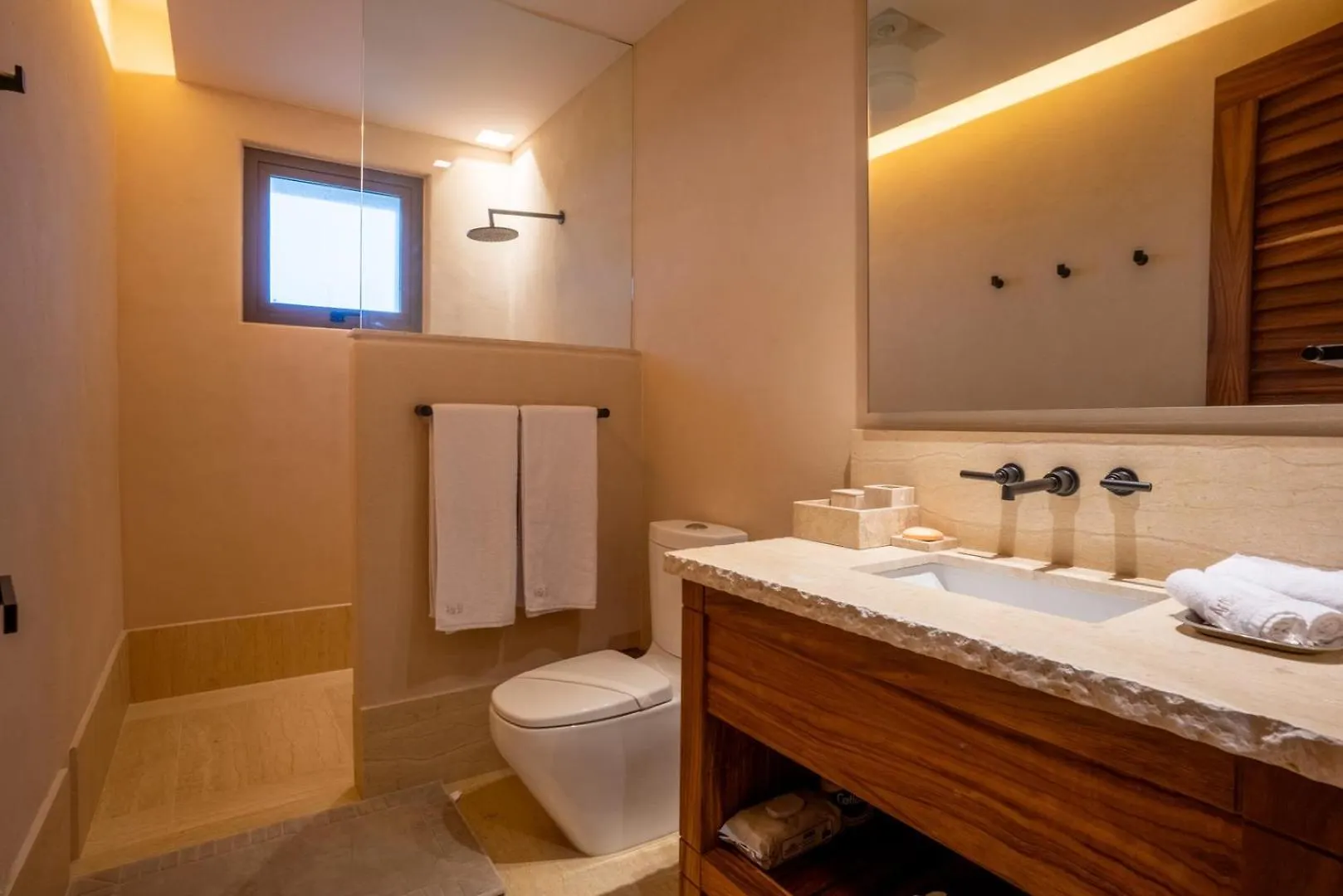 4Br Luxury Beachfront Apt W/ Heated Pool Isla Mujeres 0*,  México